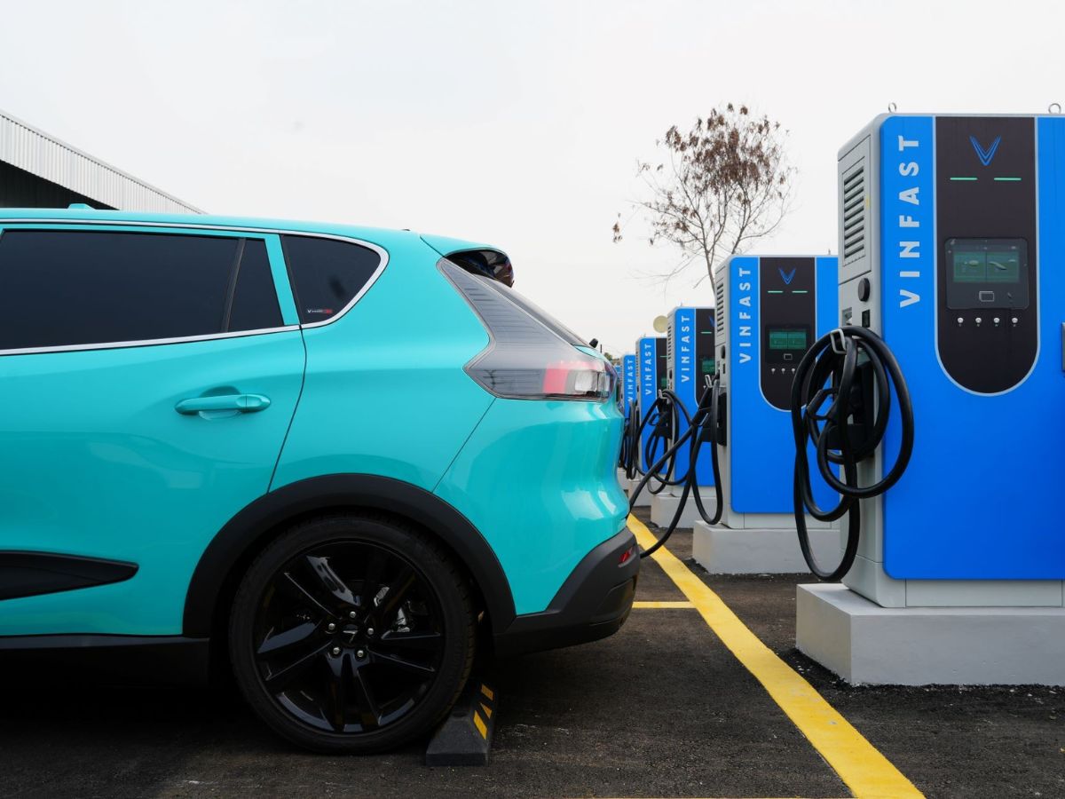 Home Charging vs Public Charging: Mana yang Lebih Cocok untuk Pengguna VinFast di Indonesia?